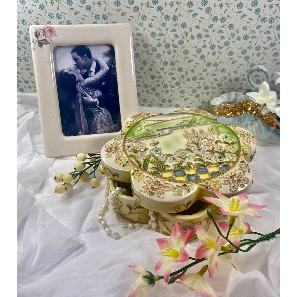 Roman Inc Jewelry musical box, Floral and golden trinket box, porcelain, so cute